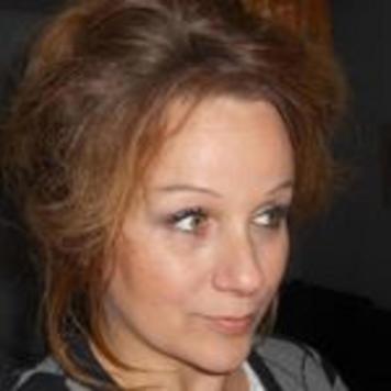 Ik ben Edina en met mijn Lenormand- en Angel Tarot kaarten sta ik je graag bij met je vragen.